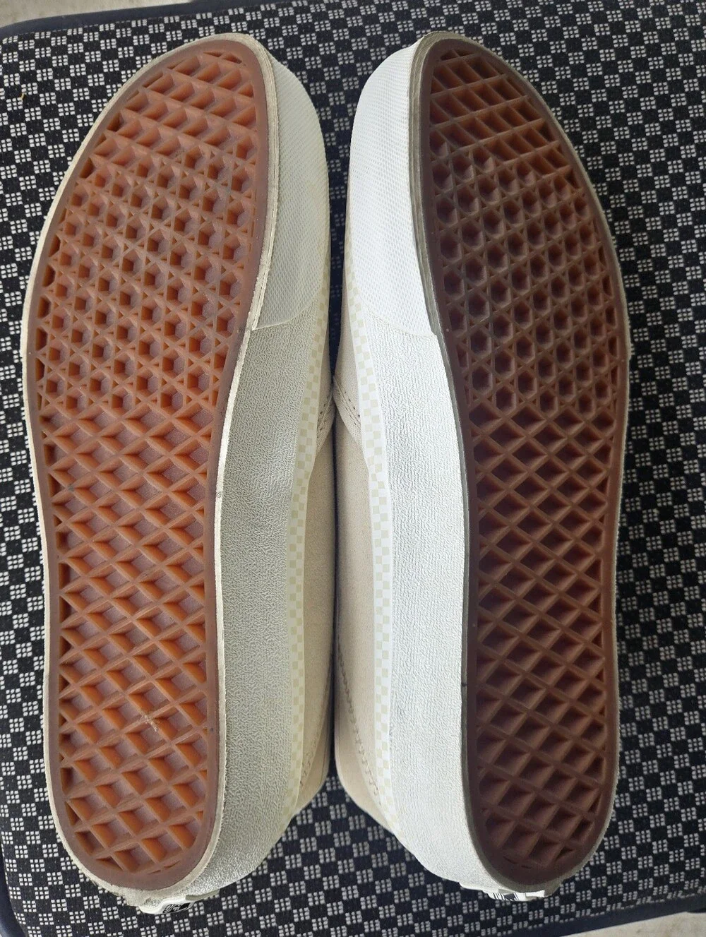 Vans Slip-On Sneakers‎ in Beige Suede